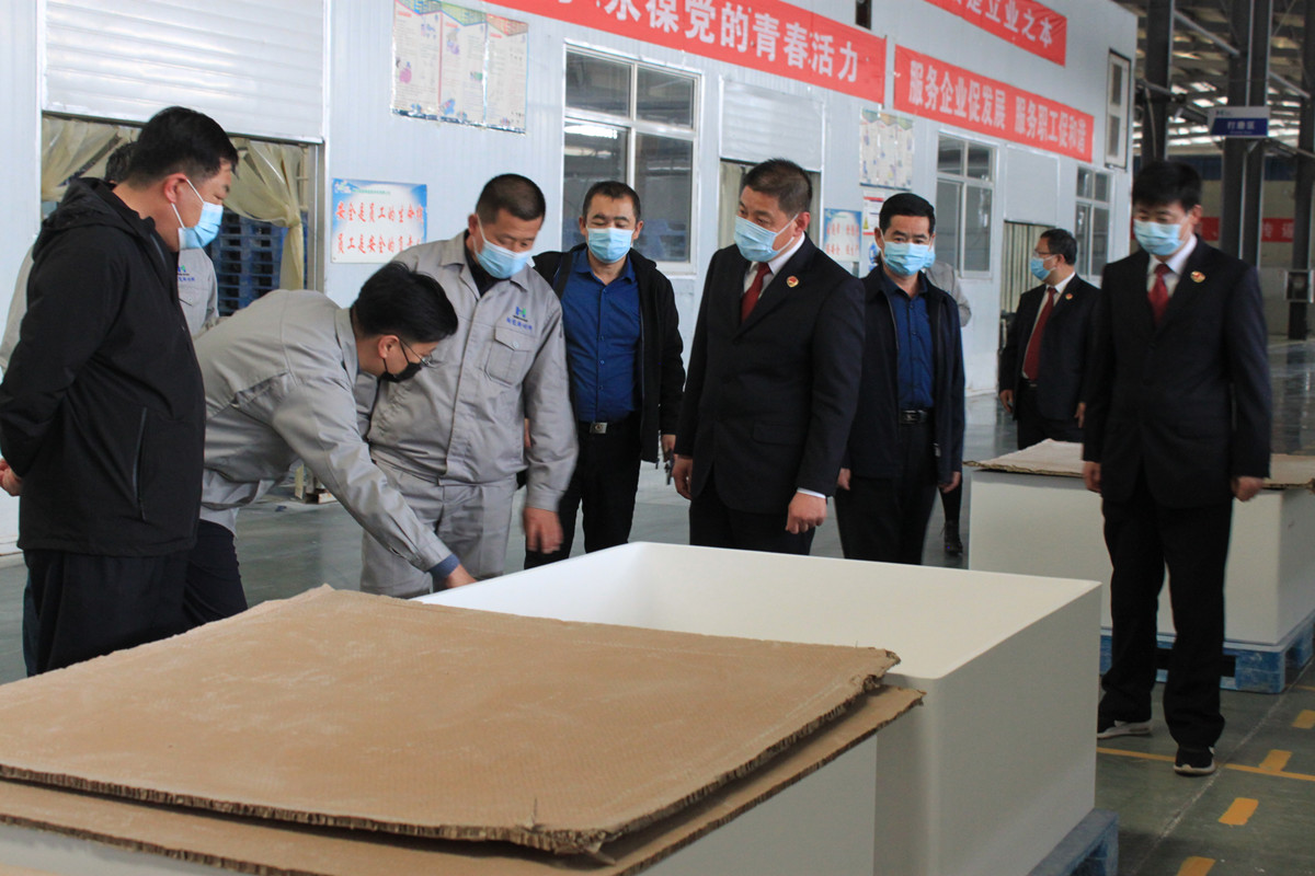 關(guan)心企(qi)業生(sheng)産經(jing)營   督(du)導安(an)全生(sheng)産工(gong)作